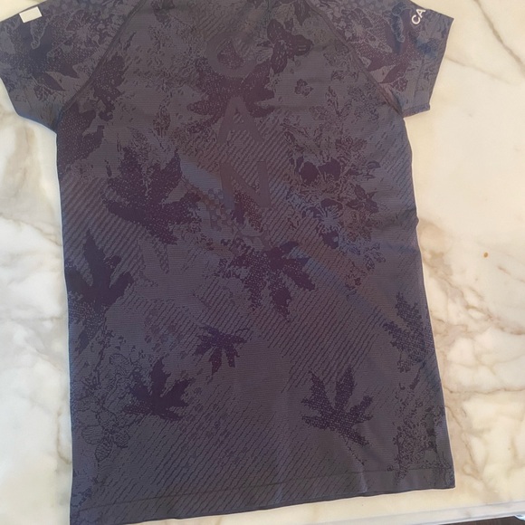 NWT Lululemon Team Canada Short Sleeve Tee Size 10, leaf motif. Fits a 6, 8 & 10 - Picture 3 of 6